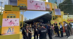 Xếp hàng từ sáng sớm để "săn" điện thoại, laptop giảm giá