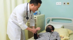 Bé 8 tuổi đột quỵ trên lớp: Cảnh báo dấu hiệu nhiều cha mẹ bỏ lỡ