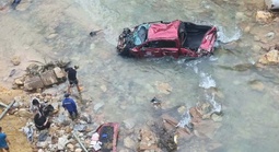 Sau va chạm, ô tô bán tải chở 4 người lao từ đường cao tốc La Sơn - Hòa Liên xuống suối