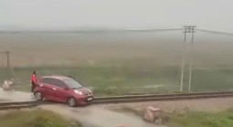 VIDEO: Thót tim cảnh ô tô mắc kẹt trên đường ray khi đoàn tàu hỏa đang lao tới