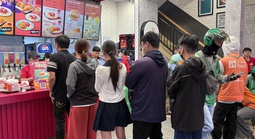 Trào lưu xếp hàng mua gà rán "săn tuần lộc" gây sốt trong giới trẻ mùa Noel 2025