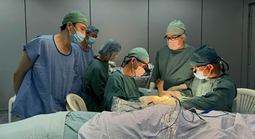 Vị bác sĩ có đôi bàn tay tài hoa