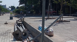 Vỉa hè ngổn ngang cột đèn