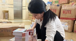 FC Nhà Chín Muồi "xắn tay" hỗ trợ đóng gói tập vở gửi học sinh vùng lũ