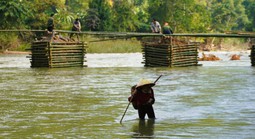 Cả bản cùng nhau dựng cầu vượt sông ở Thanh Hóa