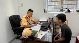 Bốc đầu xe máy để đăng mạng xã hội, thiếu niên ở TPHCM bị tịch thu luôn xe