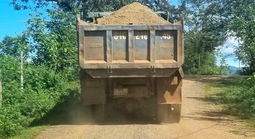 Khốn khổ vì xe chở cát phá nát đường dân sinh