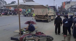 Va chạm với xe tải, người phụ nữ điều khiển xe máy tử vong thương tâm