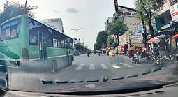 Lại xảy ra tình trạng xe buýt vượt đèn đỏ  ở TPHCM
