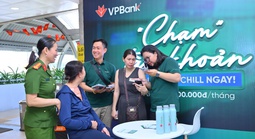 Hành khách metro thích thú trải nghiệm chạm thanh toán nhanh gọn của VPBank