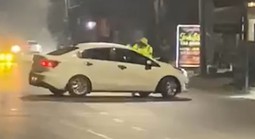 VIDEO: Tài xế ô tô tăng ga hất văng CSGT lên nắp capo bỏ chạy