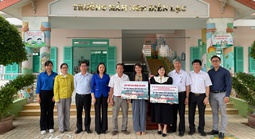 Trao 700 triệu đồng cho Trường Mầm non Diên Lạc tái thiết sau lũ dữ