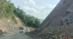 Truy tìm xe công trình gây tai nạn làm du khách nước ngoài tử vong