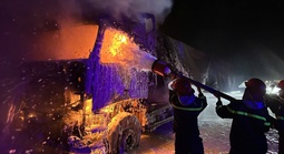 Xe đầu kéo chở 30 tấn viên nén năng lượng bốc cháy trên cao tốc