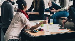 Tuyển dụng Gen Z: Phụ huynh "hộ tống", sếp "đứng hình"