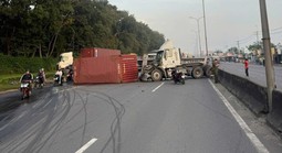 Xe container lật ngang sau va chạm, Quốc lộ 51 ùn ứ kéo dài