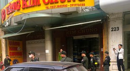 Nhiều cảnh sát lại xuất hiện trước tiệm vàng nổi tiếng xứ Thanh