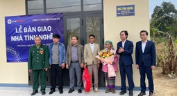 Bàn giao 2 căn nhà tình nghĩa cho 2 gia đình chính sách