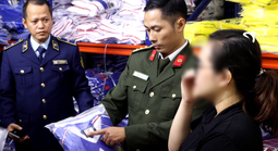 Phát hiện điểm kinh doanh không phép, chứa gần 6.500 bộ quần áo giả hàng hiệu