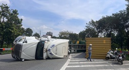 Hiện trường vụ xe container ôm cua lật nhào tại cầu vượt ở TPHCM