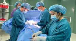 Búi tóc nặng 0,5kg trong dạ dày bệnh nhi 6 tuổi