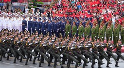 Hàng vạn người đội mưa tham gia diễu hành chào mừng 70 năm Ngày giải phóng Hải Phòng