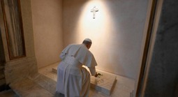 Tân Giáo hoàng Leo XIV cầu nguyện trước mộ cố Giáo hoàng Francis