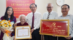Bí thư Thành ủy TP HCM trao Huy hiệu 80 năm tuổi Đảng cho đảng viên Nguyễn Thị Thanh Bình
