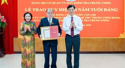 Ông Nguyễn Văn Chi nhận Huy hiệu 60 năm tuổi Đảng