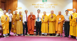 Lãnh đạo TP HCM chúc mừng Đại lễ Phật đản
