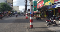 Cột điện giữa đường
