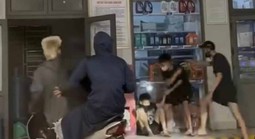VIDEO: Hàng chục thanh niên cầm hung khí "hỗn chiến" gây náo loạn tại cây xăng