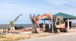 Tháo dỡ công trình trái phép của Công ty EURO xây ở biển Hải Tiến