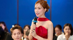 Hòa Minzy hát "Bắc Bling" tại tọa đàm công nghiệp văn hóa lần 3