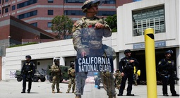 Tổng thống Donald Trump cảnh báo thêm quân đến Los Angeles