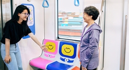 Chiến dịch lạ trên metro số 1 khiến hành khách ấm lòng