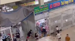 CLIP: Tiểu thương nháo nhào đóng quầy khi nghe tin lực lượng chức năng đến kiểm tra