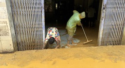 Đà Nẵng: Lũ bất ngờ trong đêm, nhiều người suy sụp vì mất trắng