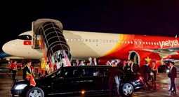 Tổng thống Litva đến Hà Nội trên chuyên cơ Vietjet