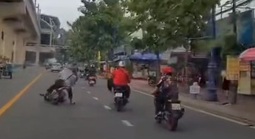 Lại thêm clip đạp ngã xe máy người đi đường ở Thủ Đức