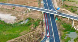 Tài xế kêu trời vì vạch kẻ “thách đố” trên tuyến cao tốc Vĩnh Hảo - Phan Thiết
