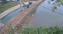 VIDEO: Lấy diều mắc trên cột, 3 học sinh bị điện cao thế phóng vào người gây bỏng nặng