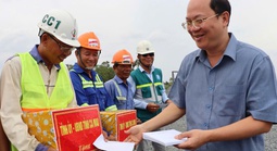 CLIP: Bí thư Tỉnh ủy Cà Mau động viên công nhân làm việc trên công trường cao tốc