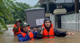 "Làm nghề mấy chục năm chưa bao giờ thấy mưa, lũ kỷ lục ở miền Trung giữa tháng 6"