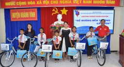 Chi hội Nhà báo thường trú Khánh Hòa tiếp sức cho trẻ em nghèo đến trường
