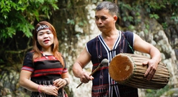 Cô gái Cơ Tu kể chuyện bản làng