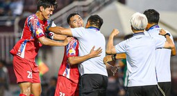 Thắng vất vả trên sân nhà, CLB TP HCM trụ hạng V-League thành công
