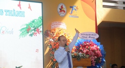 Hiệu trưởng gây sốt nhiều diễn đàn: Dáng vẻ cố gắng của các em là điều tuyệt vời nhất!