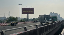 Xe máy chở trái cây va xe thư báo trên cầu Bình Lợi, 1 người tử vong
