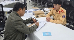 Lý do CSGT Lâm Đồng biểu dương tài xế 2 lần… vượt đèn đỏ